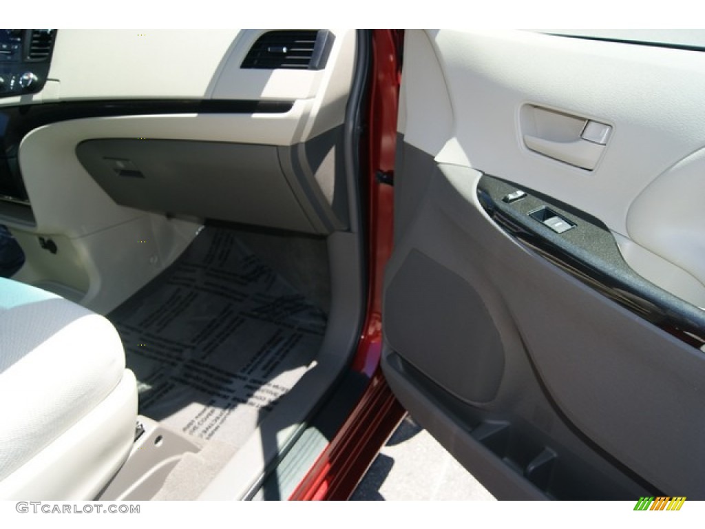 2011 Sienna LE - Salsa Red Pearl / Bisque photo #18