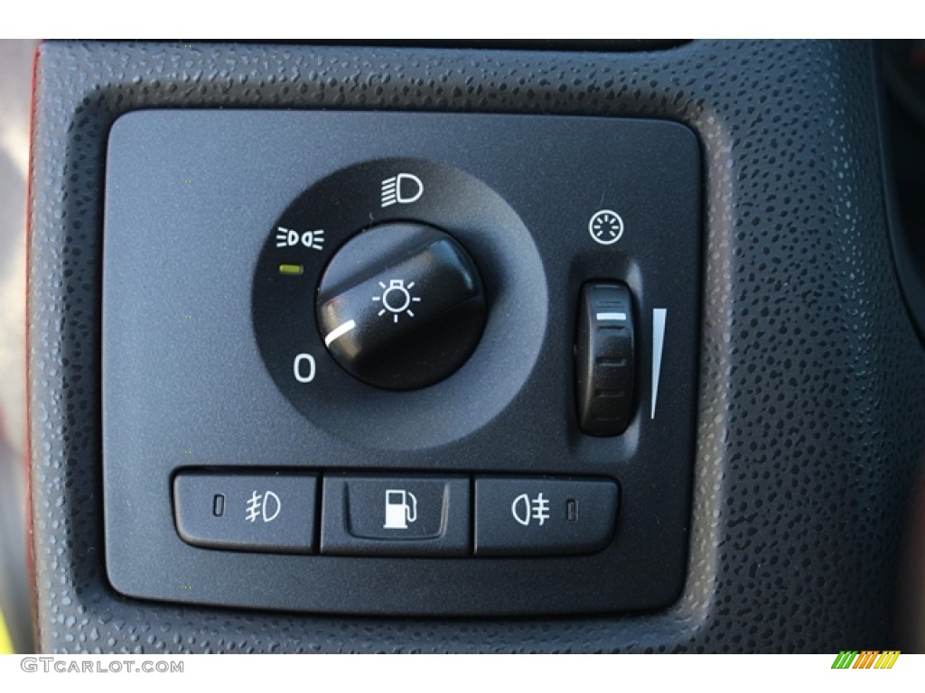 2005 Volvo V50 T5 AWD Controls Photo #51842044