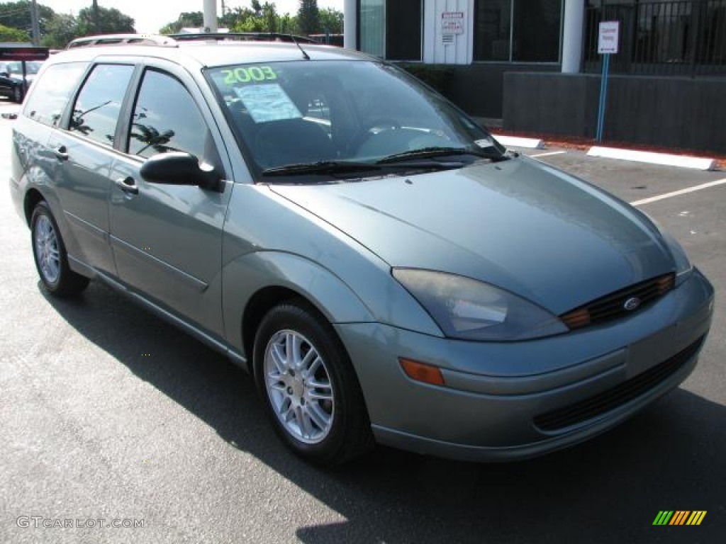 2003 Focus SE Wagon - Light Tundra Metallic / Medium Graphite photo #1