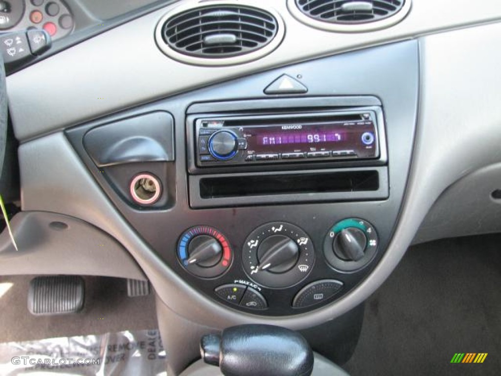 2003 Ford Focus SE Wagon Controls Photo #51845935