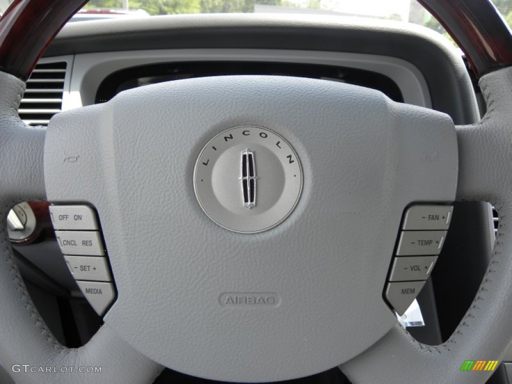 2004 Lincoln Aviator Luxury Controls Photo #51849977