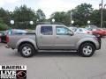 2006 Granite Metallic Nissan Frontier LE Crew Cab 4x4  photo #6