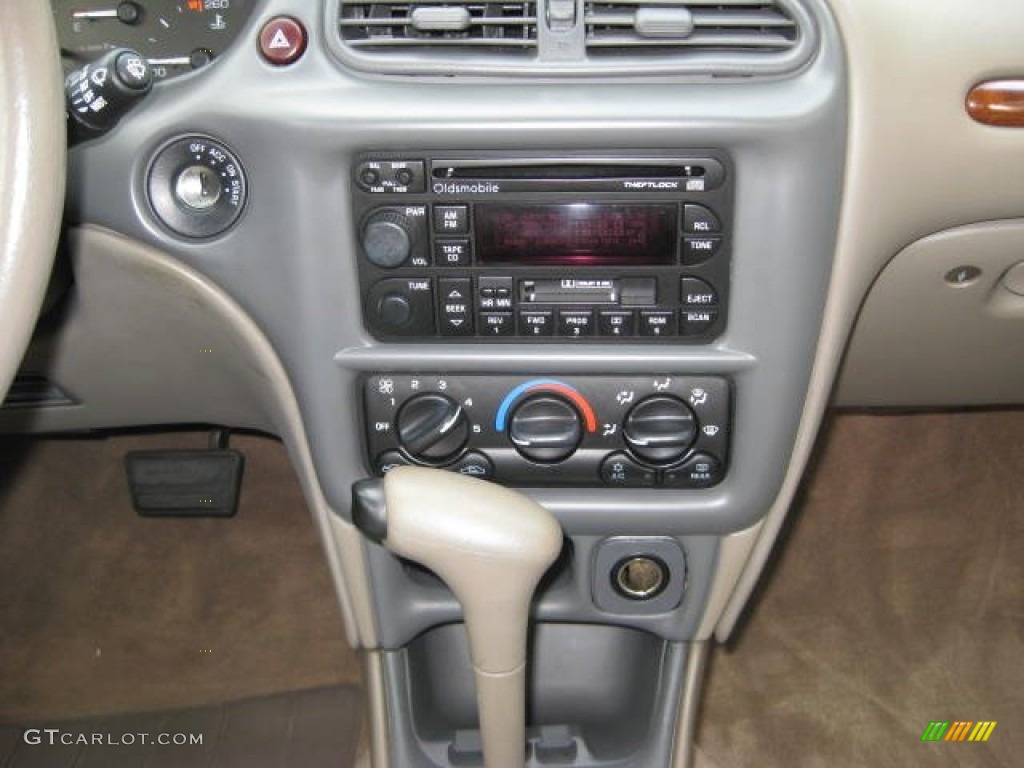 1997 Oldsmobile Cutlass GLS Sedan Controls Photo #51850695