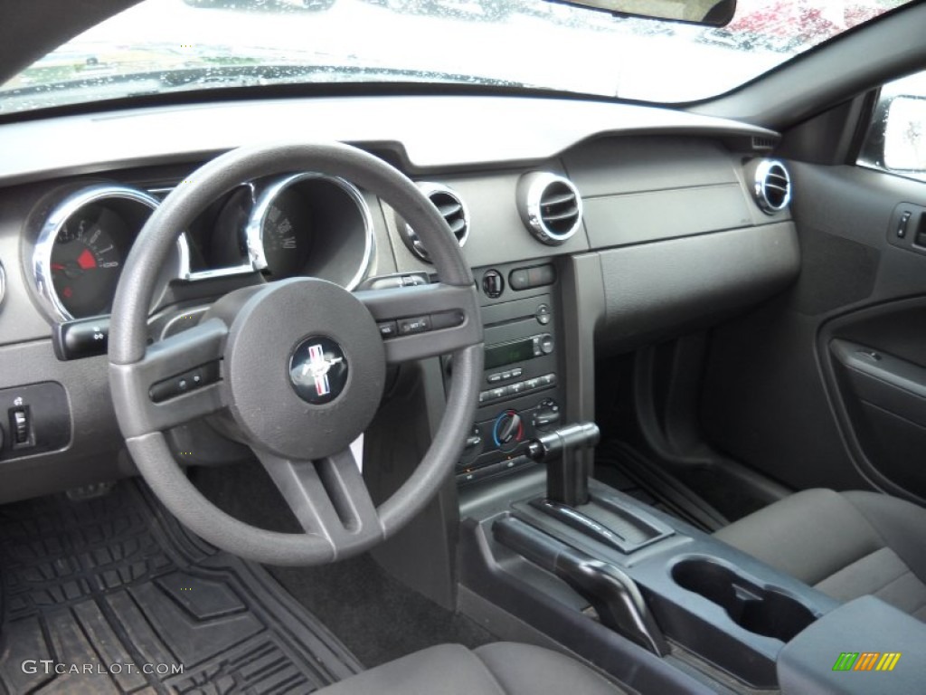 2006 Ford Mustang GT Deluxe Coupe Dashboard Photos