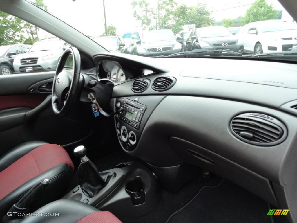 2003 Ford Focus SVT Hatchback Black/Red Dashboard Photo #51866437
