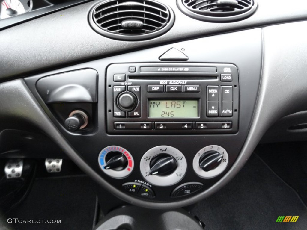 2003 Ford Focus SVT Hatchback Controls Photo #51866647