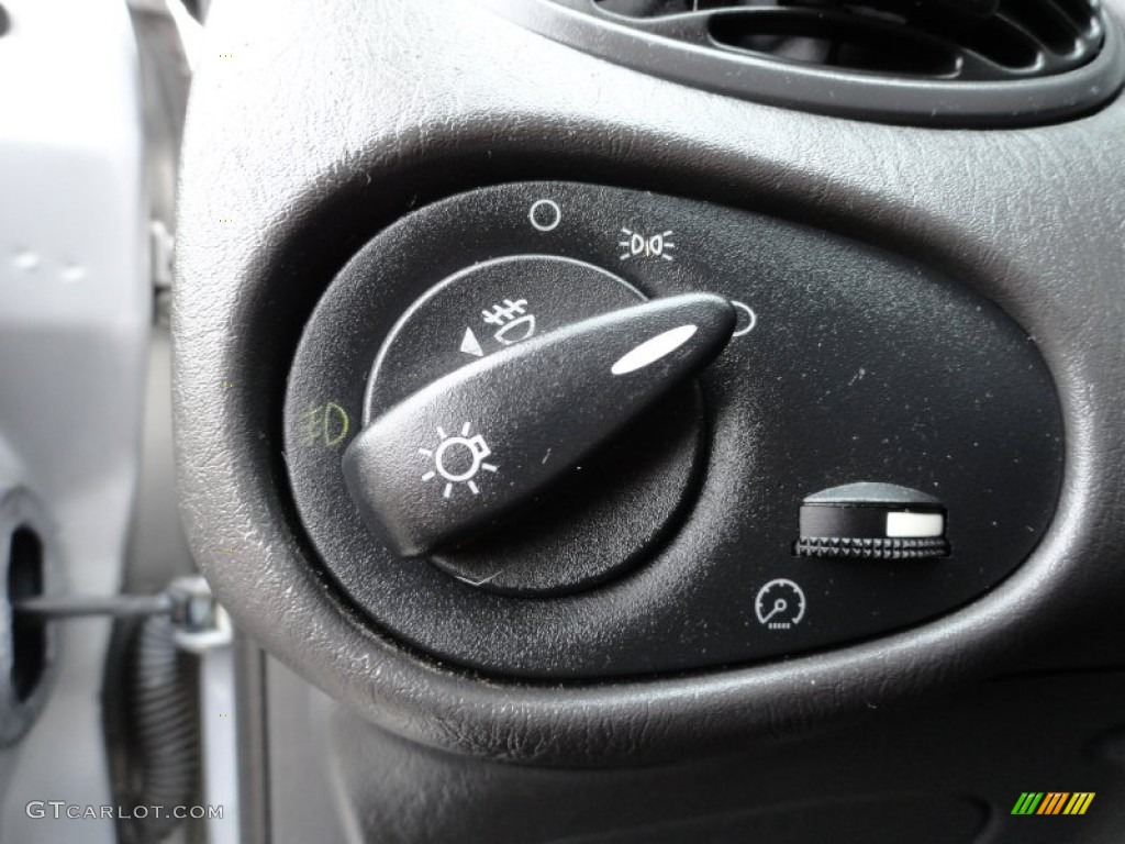 2003 Ford Focus SVT Hatchback Controls Photo #51866752