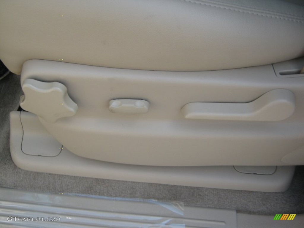 2011 Suburban LT - Summit White / Light Cashmere/Dark Cashmere photo #16