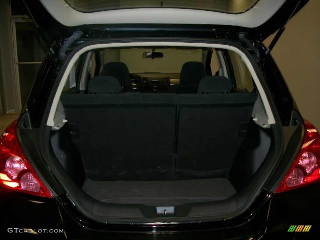 2010 Versa 1.8 S Hatchback - Super Black / Charcoal photo #6