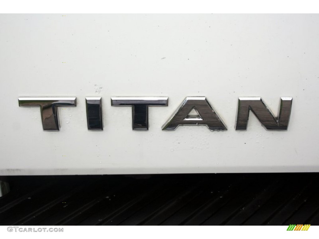 2005 Titan LE Crew Cab 4x4 - White / Steel photo #58