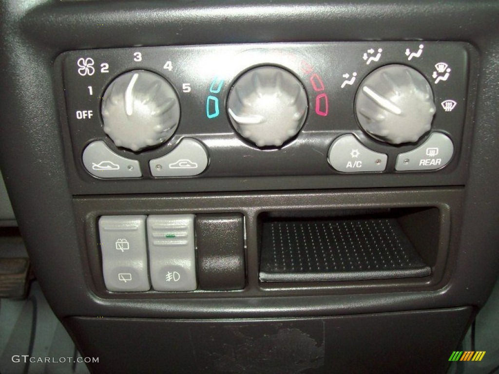 2002 Pontiac Montana Standard Montana Model Controls Photo #51887738