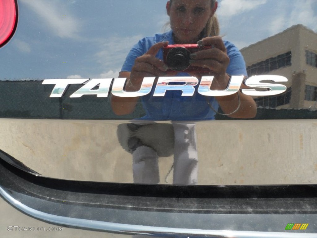 2011 Ford Taurus SE Marks and Logos Photos