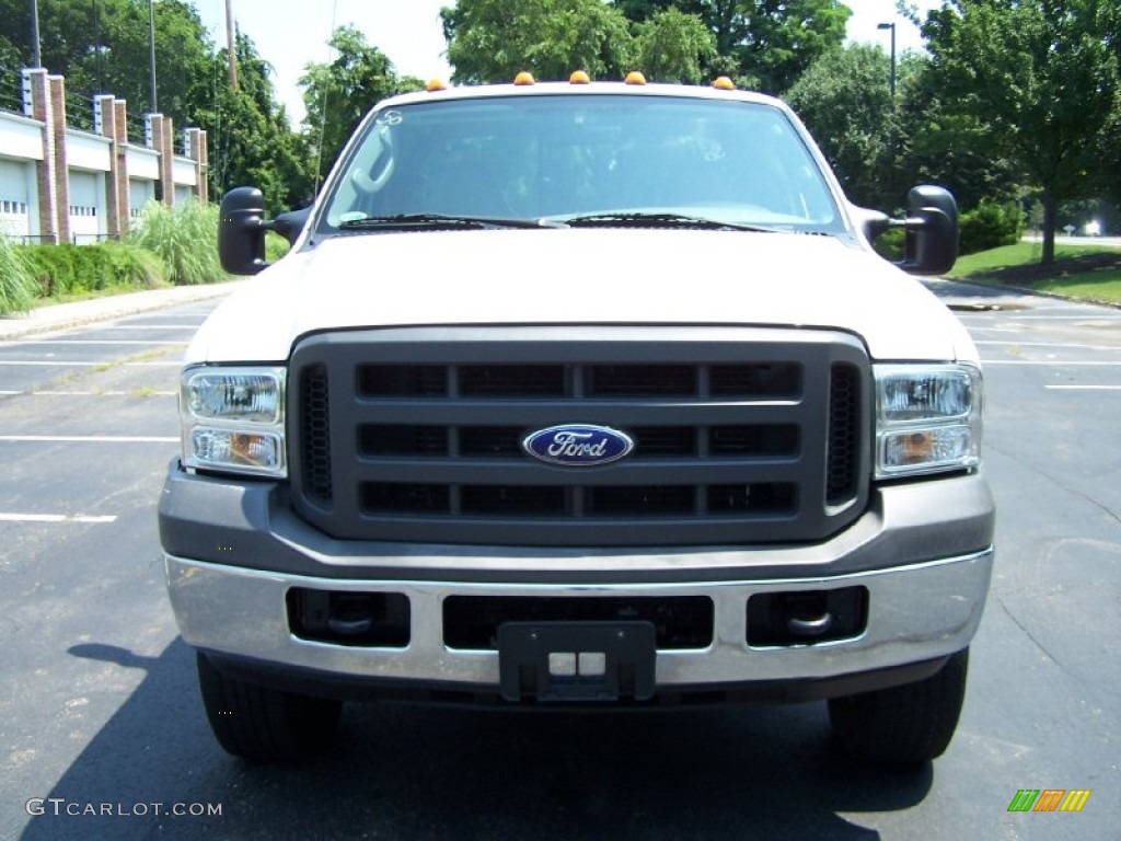 2005 F350 Super Duty XL SuperCab 4x4 - Oxford White / Medium Flint photo #2