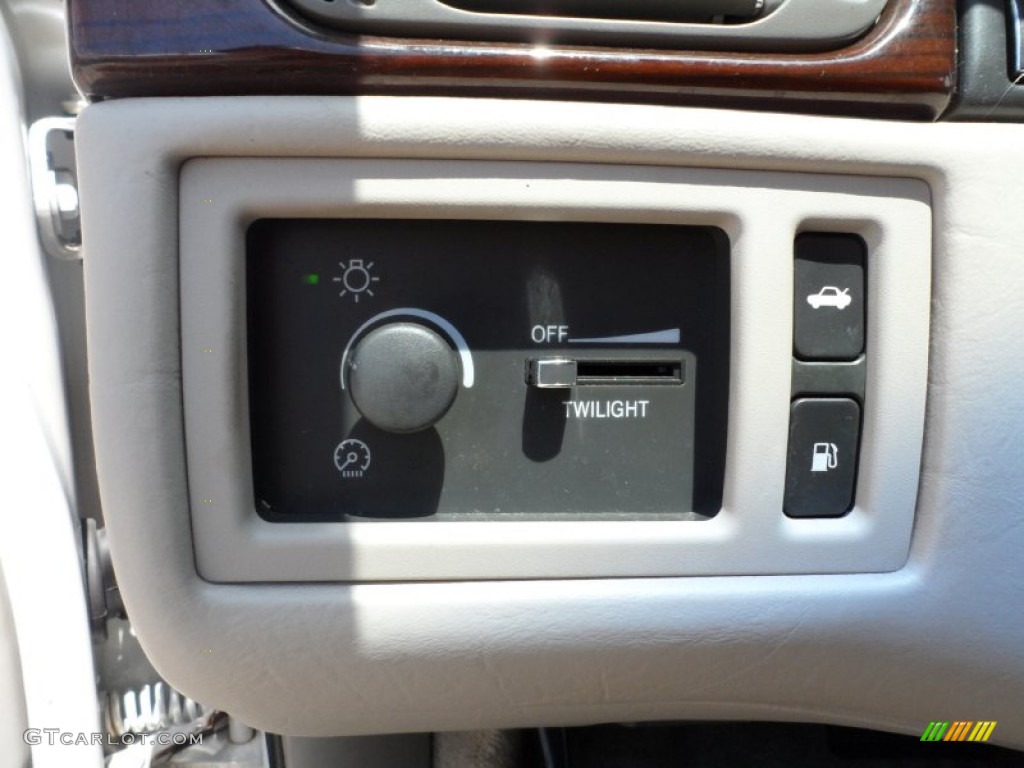 1999 Cadillac DeVille d'Elegance Controls Photo #51912566