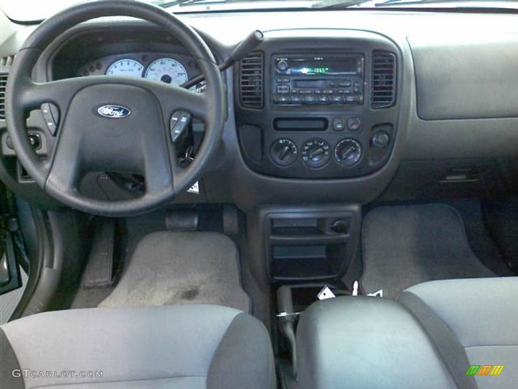 2004 Ford Escape XLS V6 Dashboard Photos