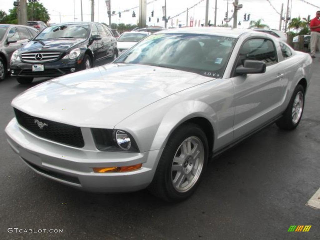 2008 Mustang V6 Deluxe Coupe - Brilliant Silver Metallic / Dark Charcoal photo #5