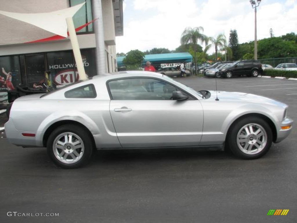2008 Mustang V6 Deluxe Coupe - Brilliant Silver Metallic / Dark Charcoal photo #10