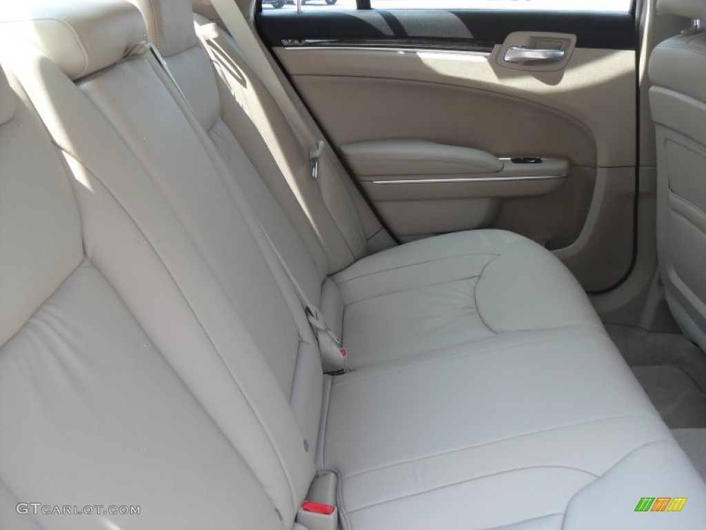 2011 300 Limited - Bright White / Black/Light Frost Beige photo #19