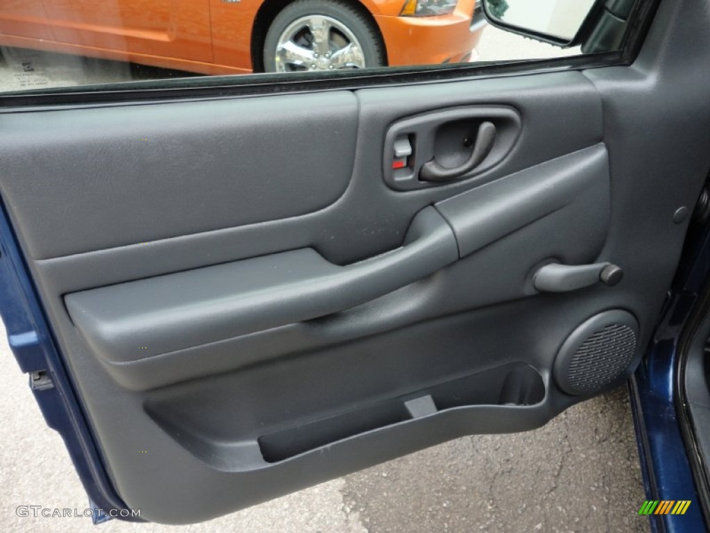 2003 GMC Sonoma SL Regular Cab Graphite Door Panel Photo #51944339