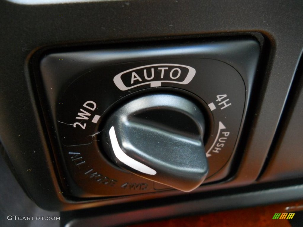 2002 Infiniti QX4 4x4 Controls Photo #51953174