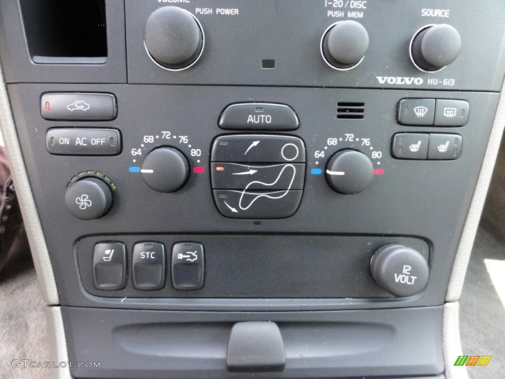 2004 Volvo S60 2.5T Controls Photo #51959846