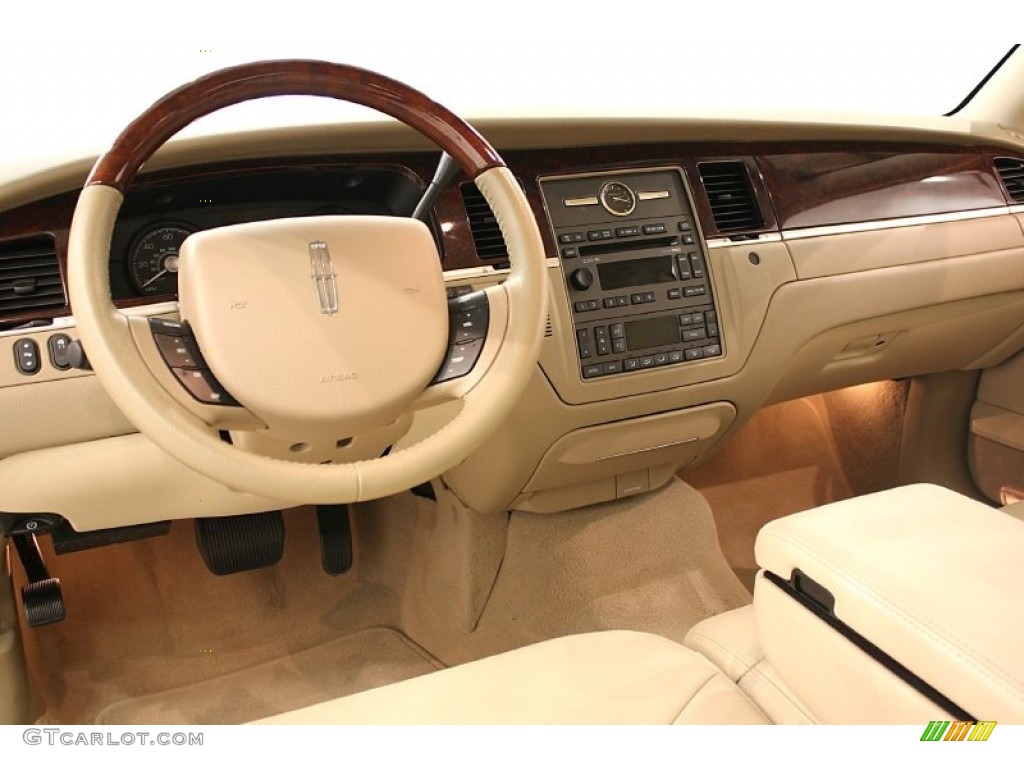 2007 Lincoln Town Car Signature Limited Light Camel Dashboard Photo #51993104
