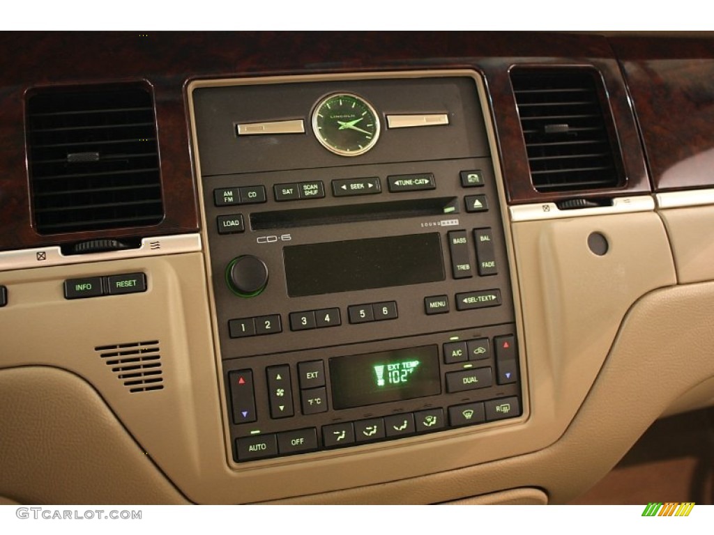 2007 Lincoln Town Car Signature Limited Controls Photo #51993164