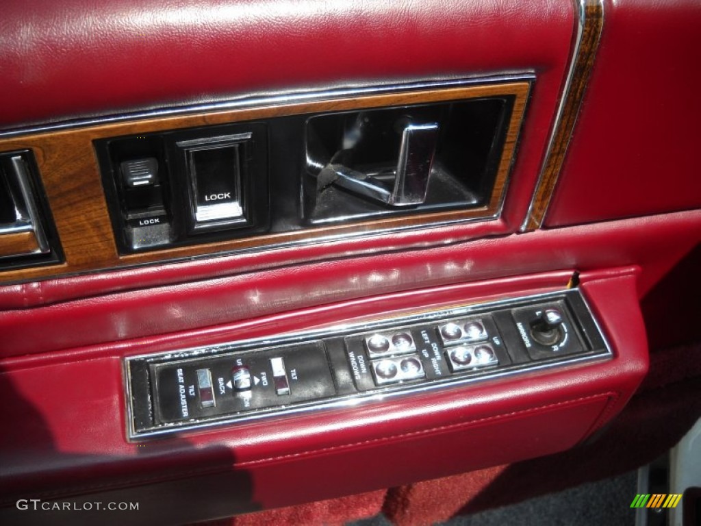 1992 Cadillac DeVille Sedan Controls Photo #52012191