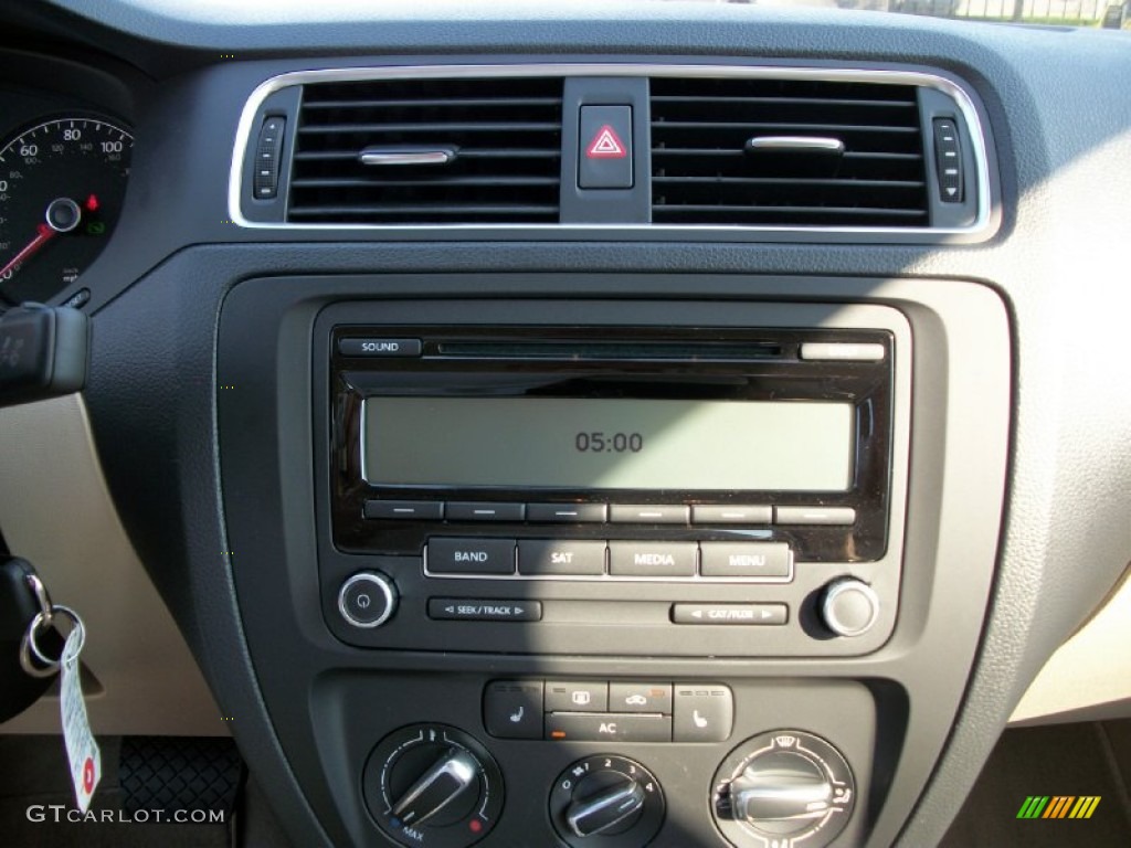 2011 Jetta SE Sedan - Glacier Blue Metallic / Cornsilk Beige photo #12