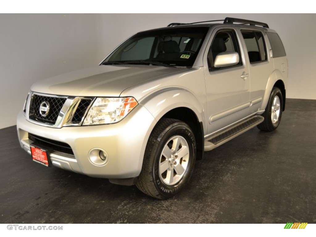 Silver Lightning Nissan Pathfinder