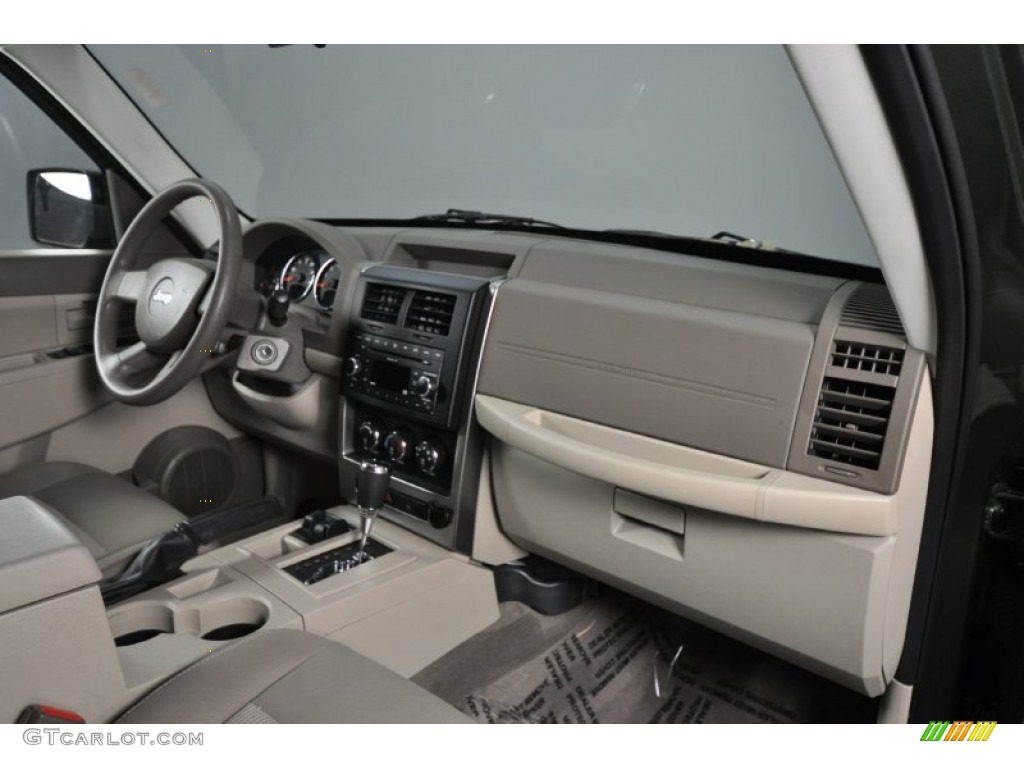 2008 Liberty Sport 4x4 - Jeep Green Metallic / Pastel Pebble Beige photo #25