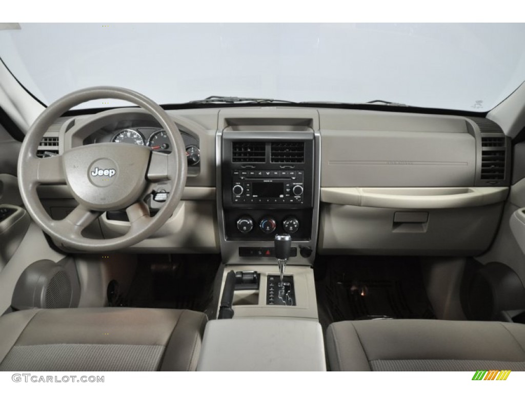 2008 Liberty Sport 4x4 - Jeep Green Metallic / Pastel Pebble Beige photo #28