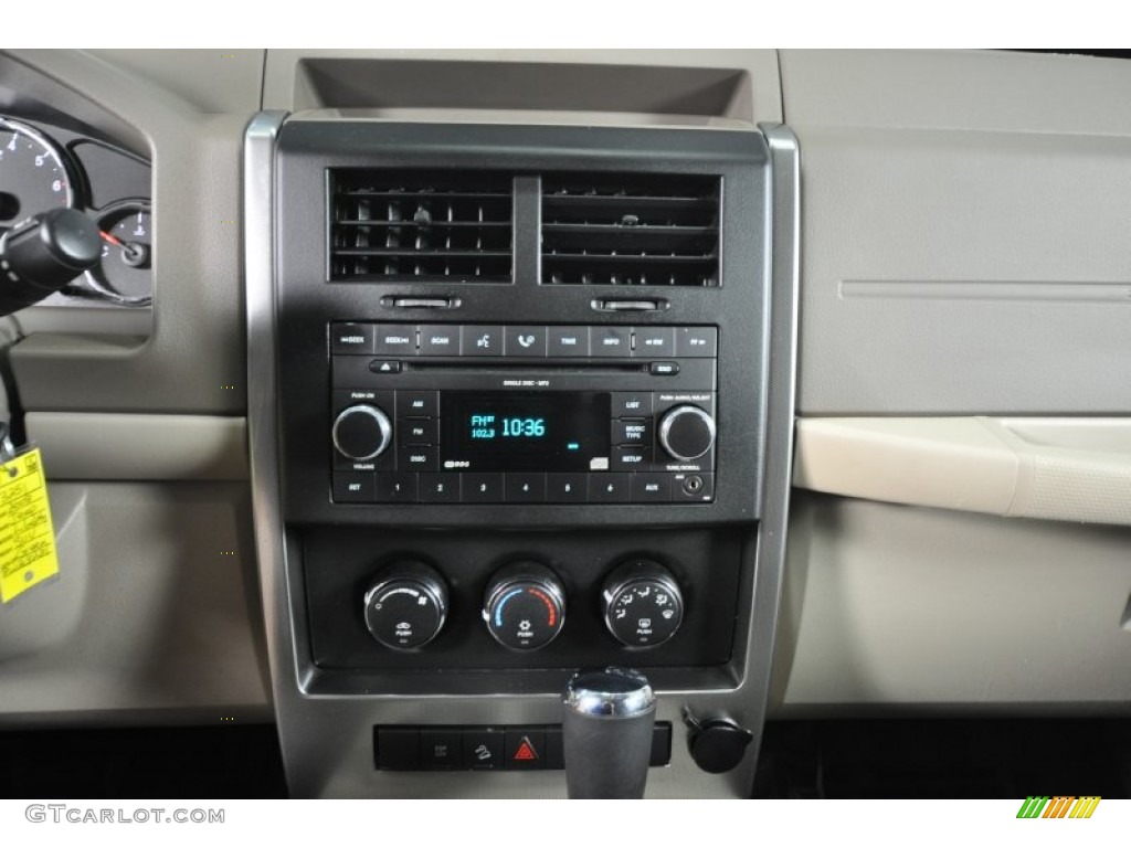 2008 Liberty Sport 4x4 - Jeep Green Metallic / Pastel Pebble Beige photo #29