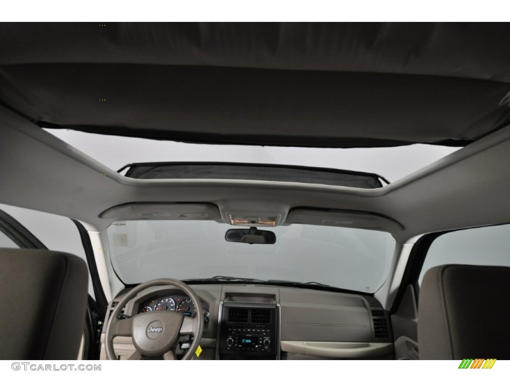 2008 Liberty Sport 4x4 - Jeep Green Metallic / Pastel Pebble Beige photo #32