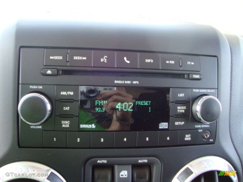 2011 Wrangler Sahara 4x4 - Flame Red / Black photo #16