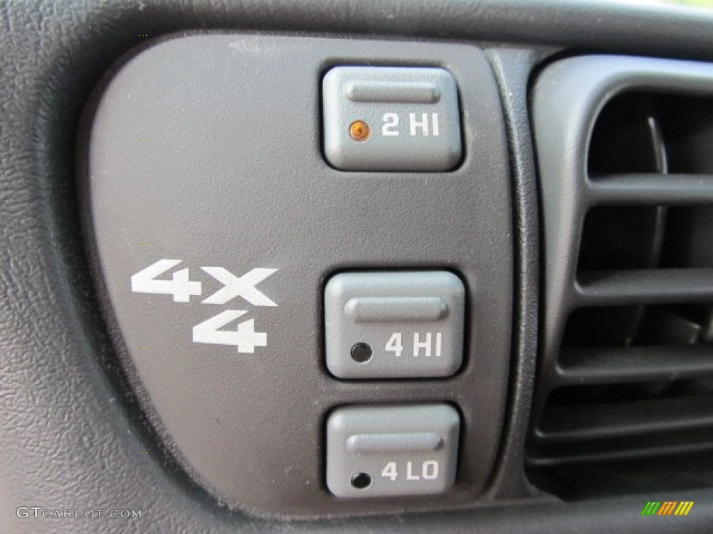 2004 Chevrolet S10 LS ZR5 Crew Cab 4x4 Controls Photos