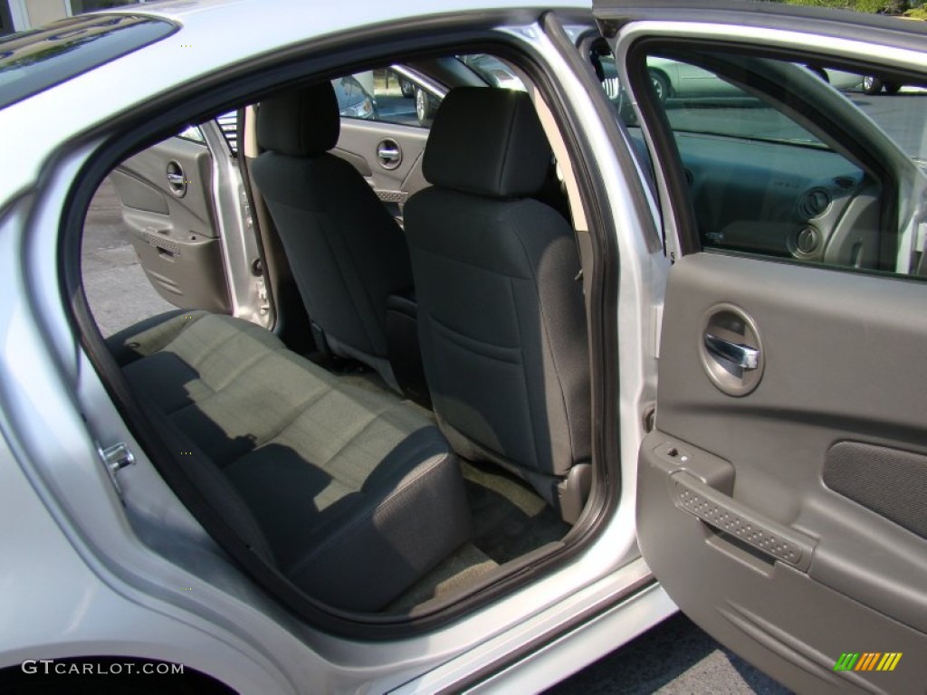 2005 Grand Prix Sedan - Galaxy Silver Metallic / Dark Pewter photo #15