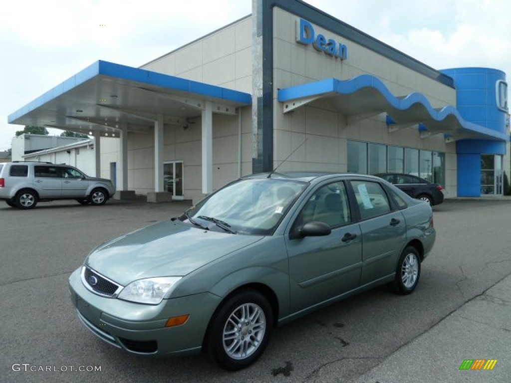 2005 Focus ZX4 SE Sedan - Light Tundra Metallic / Dark Pebble/Light Pebble photo #1