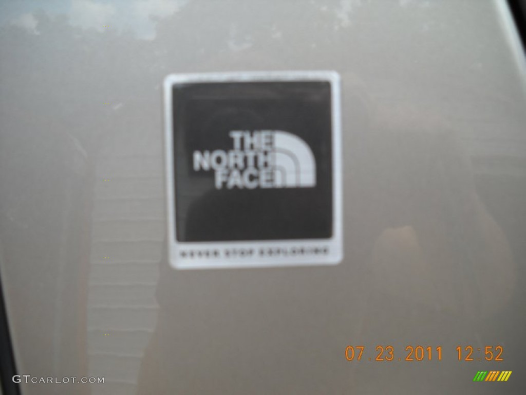 2002 Avalanche The North Face Edition 4x4 - Light Pewter Metallic / Cedar Green/Graphite photo #11