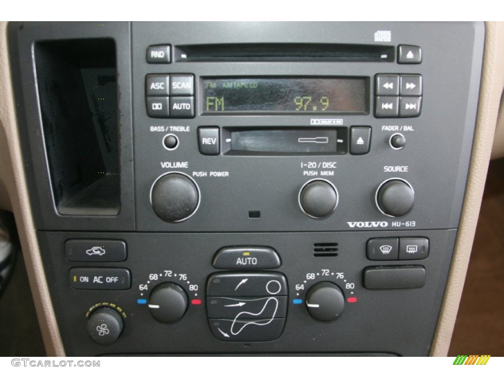 2004 Volvo V70 2.5T Controls Photo #52092794