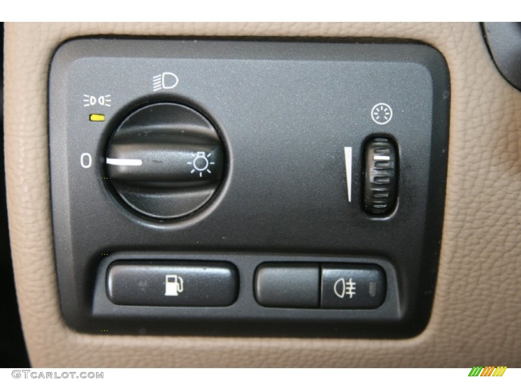 2004 Volvo V70 2.5T Controls Photo #52092851