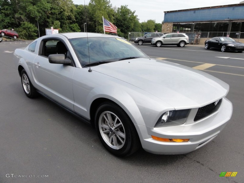 2005 Mustang V6 Deluxe Coupe - Satin Silver Metallic / Dark Charcoal photo #4