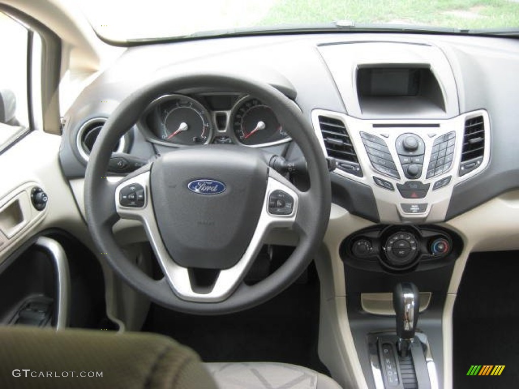 2011 Ford Fiesta SE Sedan Dashboard Photos