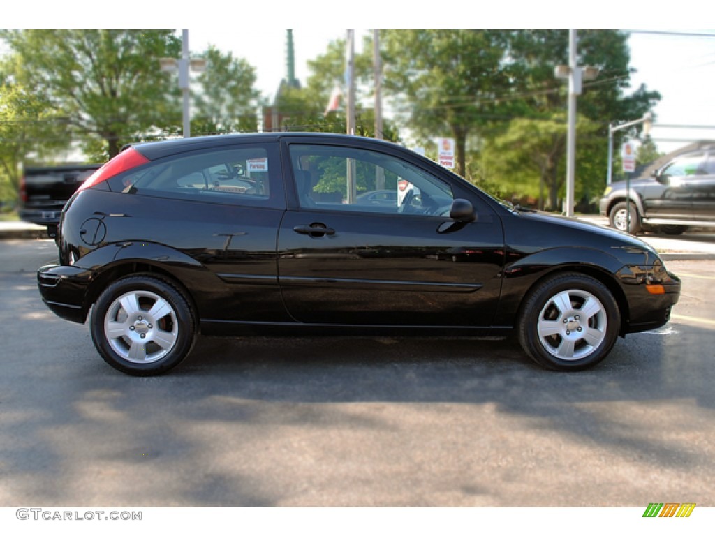 2005 Focus ZX3 SES Coupe - Pitch Black / Charcoal/Charcoal photo #7