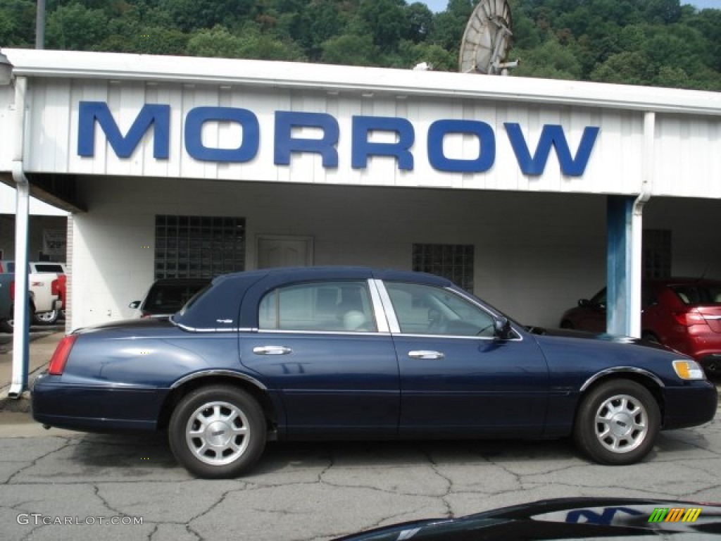2002 Town Car Signature - Pearl Blue Metallic / Light Graphite photo #1