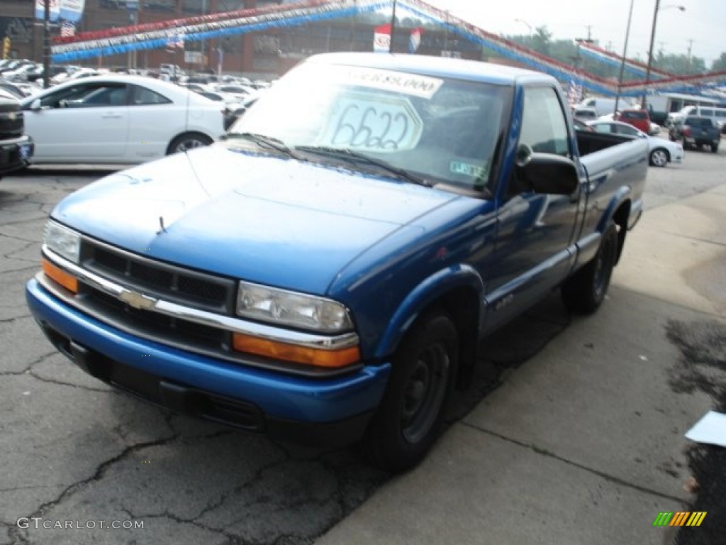 2002 S10 Regular Cab - Space Blue Metallic / Medium Gray photo #4