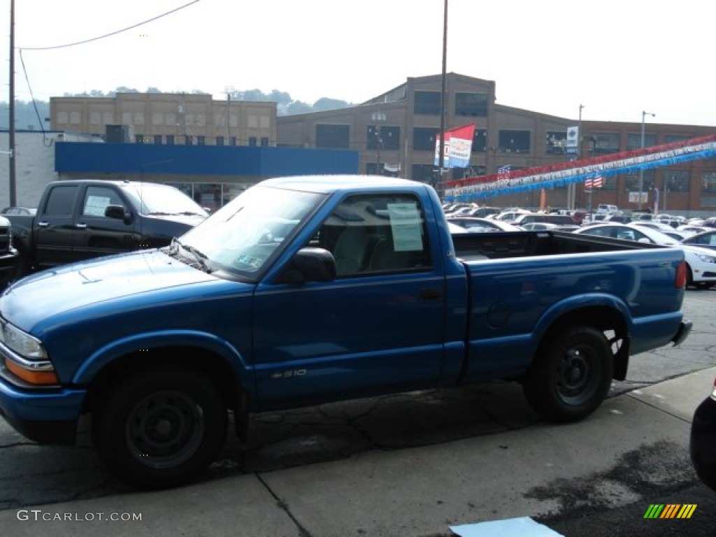 2002 S10 Regular Cab - Space Blue Metallic / Medium Gray photo #5