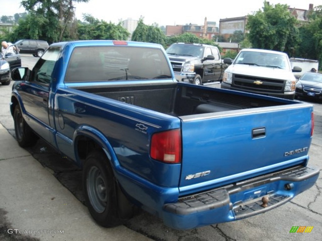 2002 S10 Regular Cab - Space Blue Metallic / Medium Gray photo #6