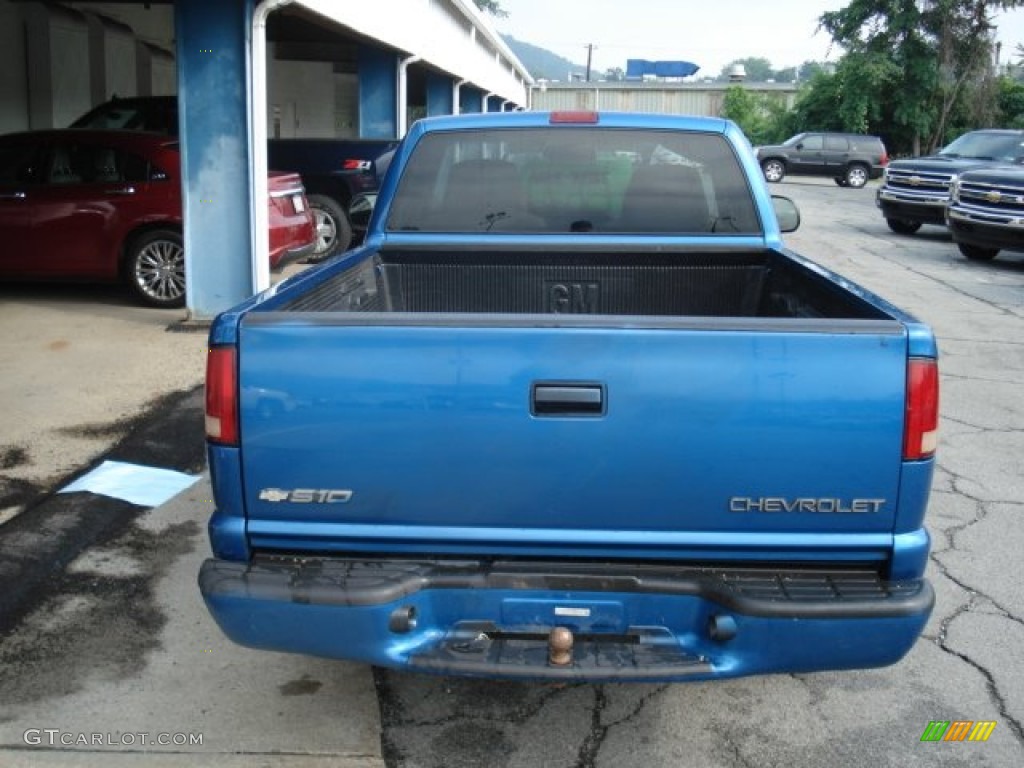 2002 S10 Regular Cab - Space Blue Metallic / Medium Gray photo #7