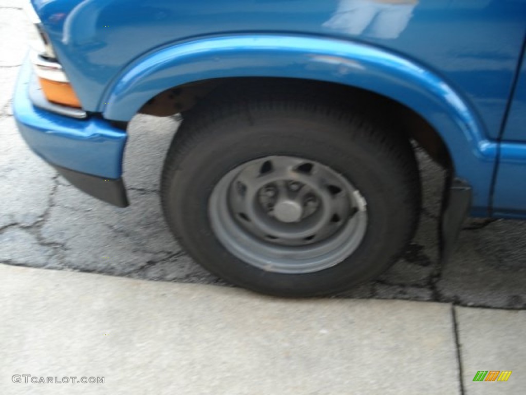 2002 S10 Regular Cab - Space Blue Metallic / Medium Gray photo #12